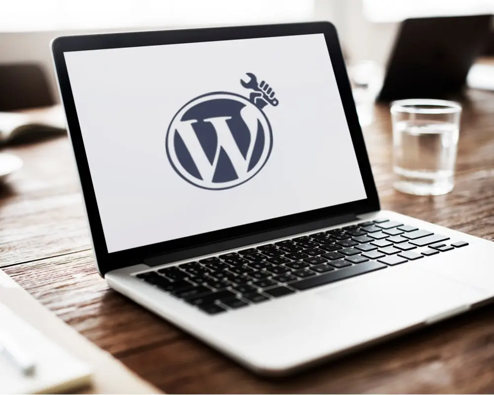 ordinateur avec un logo de maintenance WordPress