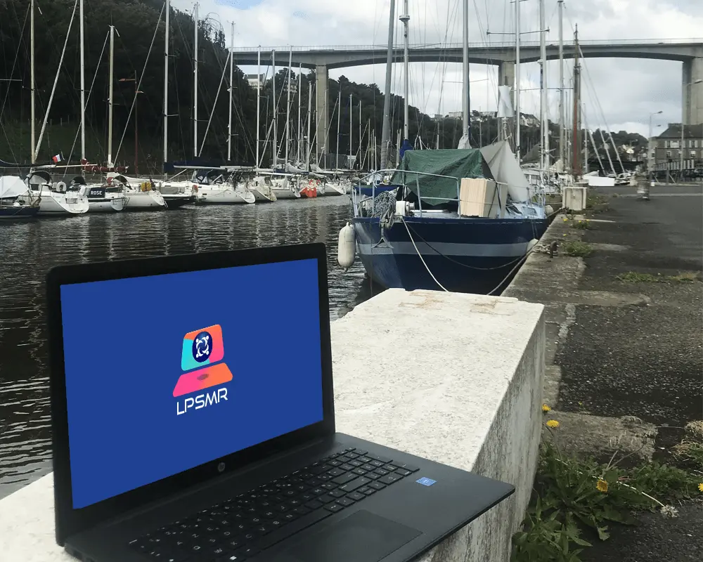 Ordinateur avec vue sur Saint-Brieuc